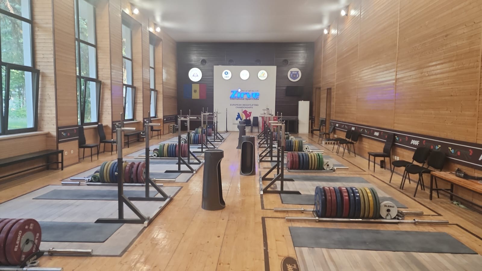 Sală de haltere cu platforme de competiție